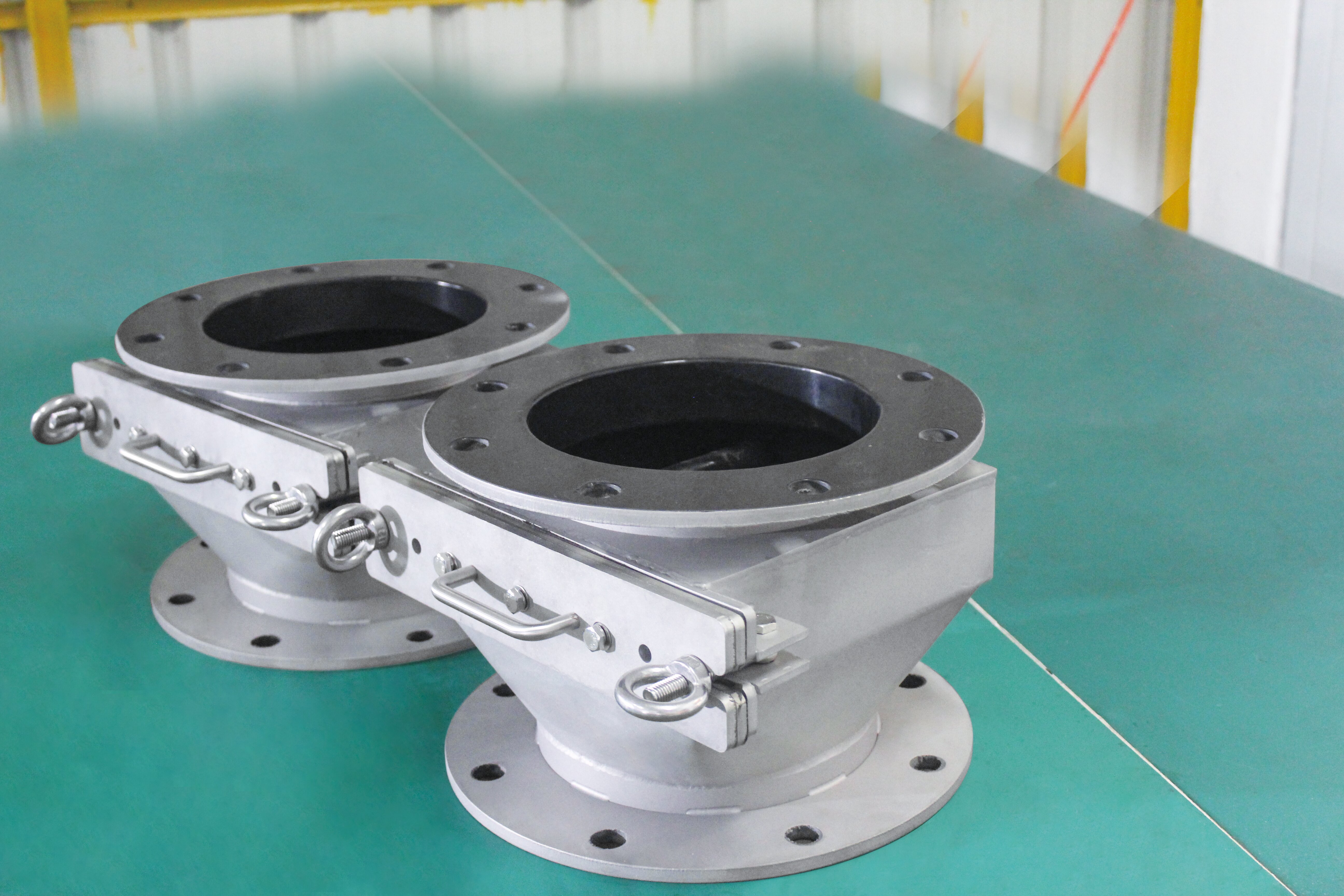 Varför är en manuell järnborttagare av lådtyp viktig i produktionen av chilipulver?